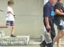 В России мама выгуливала ребенка на "поводке": женщину забросали камнями. Видео