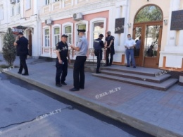 В Мелитополе на входе в мэрию дежурят полицейские - депутаты собираются на сессию (фото)