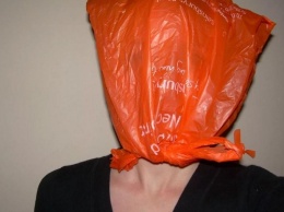 В Запорожской области покупатель в магазине надел на лицо вместо маски пакет (ВИДЕО)