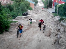 Велосипедисты из Днепра проехались по Крестьянскому спуску, как по тропе с препятствиями