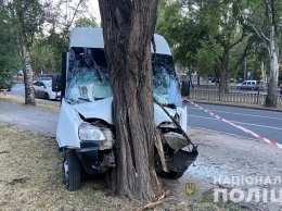 В центре Николаева произошло серьезное ДТП с маршруткой - много пострадавших, чудом все живы (фото)