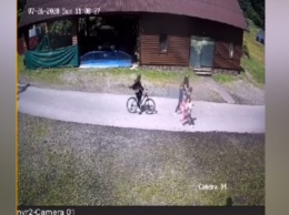 На Закарпатье мужчина избил 12- летнюю девочку за то, что она въехала в него на велосипеде