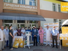 Фонд Рината Ахметова передал 25 современных аппаратов ИВЛ больницам Донецкой области