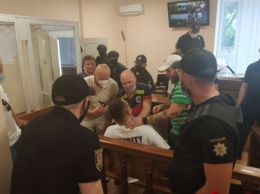 Одесский блогер Стас Домбровский в знак протеста перерезал себе горло лезвием прямо в зале суда. ВИДЕО