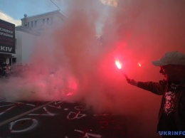 Активисты в Киеве подожгли дымовые шашки возле здания МВД