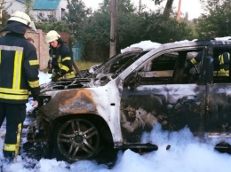 В Киеве дотла сгорели два элитных внедорожника: фото