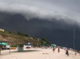 Отдыхающих в Кирилловке испугало "небесное цунами" (фото, видео)