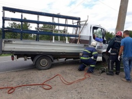 Грузовик днем врезался в электроопору в городе на Николаевщине