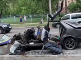 В Киеве Mercedes влетел в маршрутку и превратился в груду металла (видео)