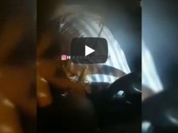 В Кременчуге пьяный водитель на глазах у полиции занялся интимом с пассажиркой