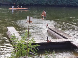 На водоеме под Днепром охотники стреляли уток рядом с купающимися детьми