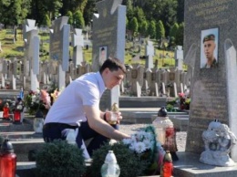 Во Львове на Лычаковском кладбище почтили память погибших воинов-десантников