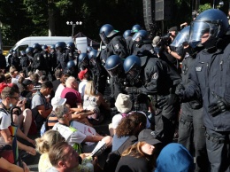 Количество полицейских, пострадавших в ходе протестных акций в Берлине, увеличилось до 45 - СМИ