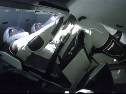 Корабль Crew Dragon вернулся с МКС на Землю, успешно сев в Атлантическом океане. Фото и видео