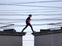 В Днепре на Фрунзенском дети гуляли на крыше школы: видео