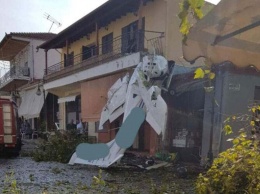 В Греции одномоторный самолет упал на сельский дом