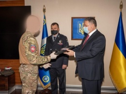 Аваков наградил ликвидаторов "полтавского террориста"