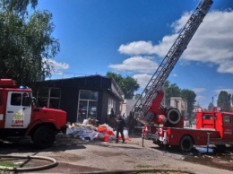 В Чернигове горят склады, из-за пожара обрушилась стена