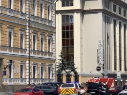 В Киеве мужчина угрожает взорвать бомбу в БЦ "Леонардо": Все, что известно на данный момент