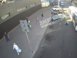 В центре Днепра женщина попала под колеса троллейбуса, кадры: "Куда смотрел водитель?"