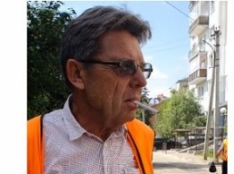 Хамство и чайник со смолой: эпический "ремонт" дороги в Украине сняли на видео