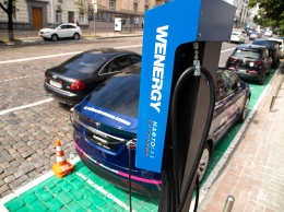 Парковки в центре Киева начали оснащать зарядными станциями для электромобилей