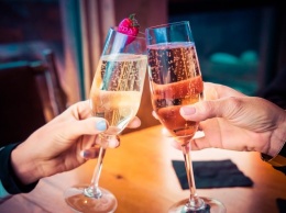 День рождения романтичного напитка: что празднуют в мире