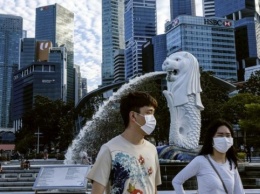 В Сингапуре приезжим будут одевать "карантинный" браслет