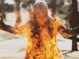 В Запорожье возле церкви женщина облила себя горючим веществом и подожгла: она скончалась