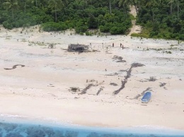 Трех моряков нашли на необитаемом острове в Тихом океане благодаря надписи SOS