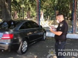 В Одессе в автомобиль местного жителя бросили две гранаты, в результате взрыва никто не пострадал