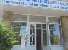 Харьковской инфекционной больнице передали аппарат ИВЛ американского производства
