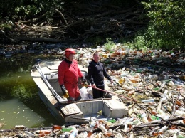 На Закарпатье почти неделю расчищают от мусора реку