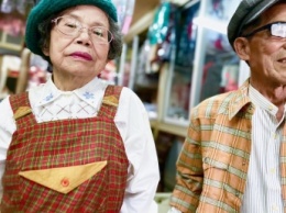 Пожилые владельцы прачечной стали звездами сети, создавая модные образы из забытых вещей