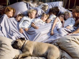 Как отучить детей спать в одной постели с родителями