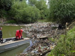 Реки Закарпатья попали в "мусорный апокалипсис"