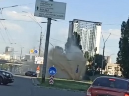 В Киеве прорвало трубу, бьет десятиметровый фонтан