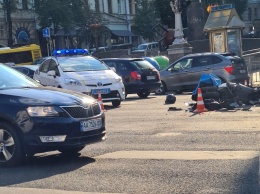 В центре Киева доставщик пиццы попал под колеса двух автомобилей. Фото