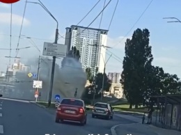 "Система автополива": в центре Киева образовался огромный "гейзер" (видео)