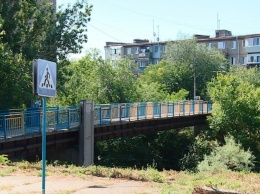 Жители центра Запорожья просят решить проблему опасного моста
