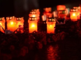 Во Львове зажгли лампадки в память о погибших в Ливане