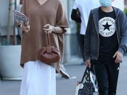 Анджелина Джоли прогулялась по знойному Лос-Анджелесу в свитере