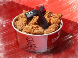 KFC выпустили помаду со вкусом острых крылышек