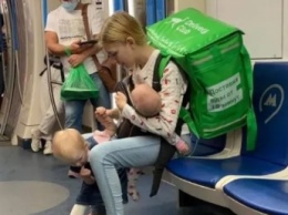 Мать с детьми стала звездой сети после фото в метро - теперь у нее неприятности
