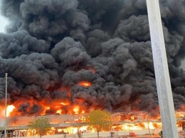 На рынке в ОАЭ вспыхнул масштабный пожар