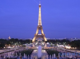 В Париже погасили огни Эйфелевой башни в память о жертвах в Бейруте