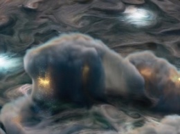 В NASA показали неожиданные "искры" на Юпитере (фото)