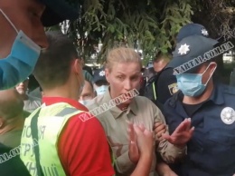 Во Львове волонтер облилась бензином и попыталась поджечь себя (фото, видео)