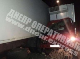 Под Днепром произошло серьезное ДТП: Isuzu влетел в фуру, есть пострадавшие
