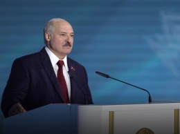Лукашенко заявил, что "не побежит" из страны и готов защищаться